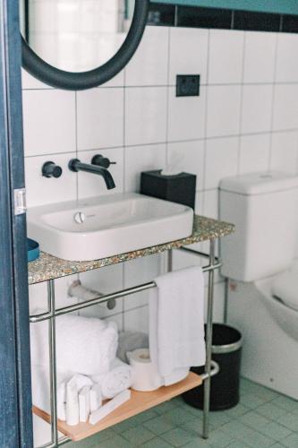Stay at Hotel Steyne - Tap to explore photos