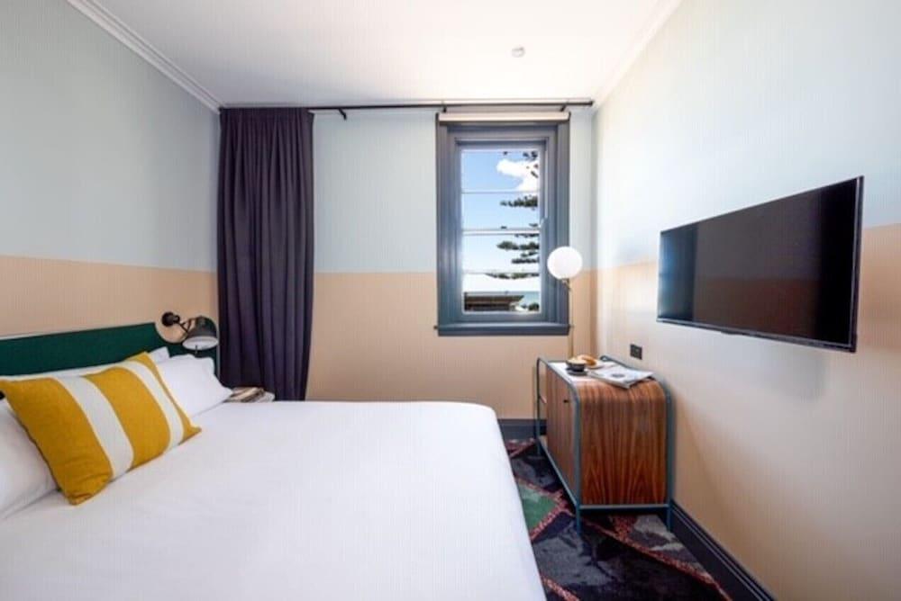 Stay at Hotel Steyne Room Type - Room, 1 Queen Bed, Beach View