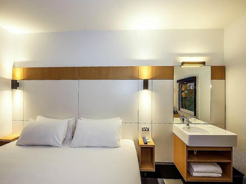 ibis budget Enfield Room Type - Standard Room with 1 Queen Bed