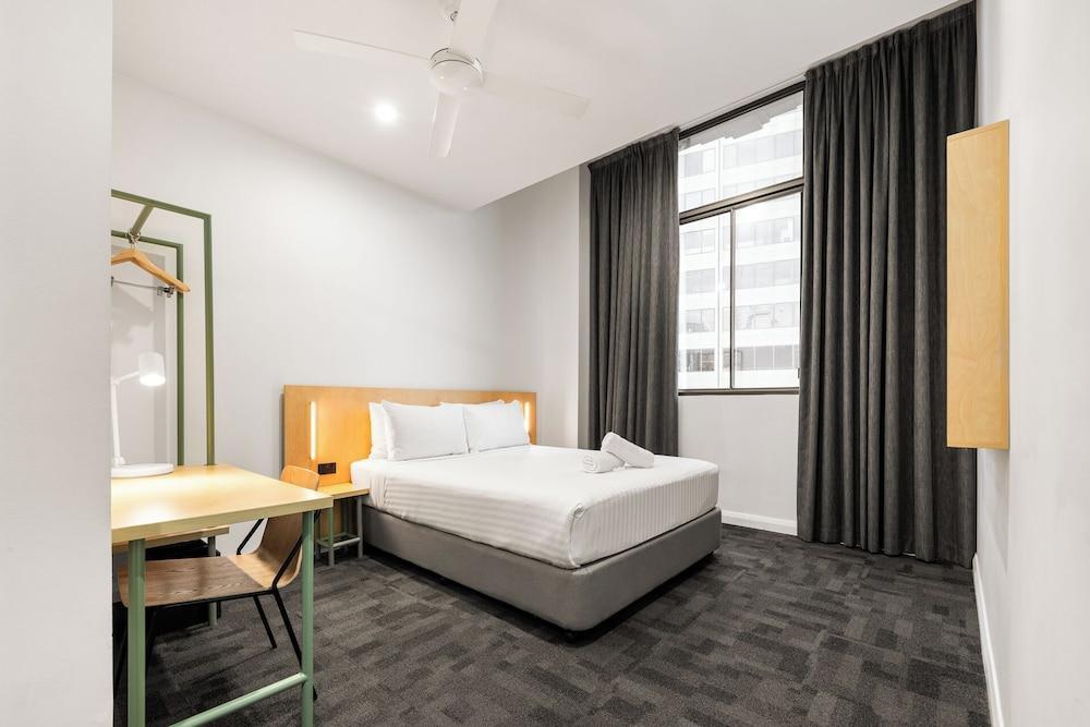 YHA Sydney Central Room Type - Queen Room with Shared Bathroom