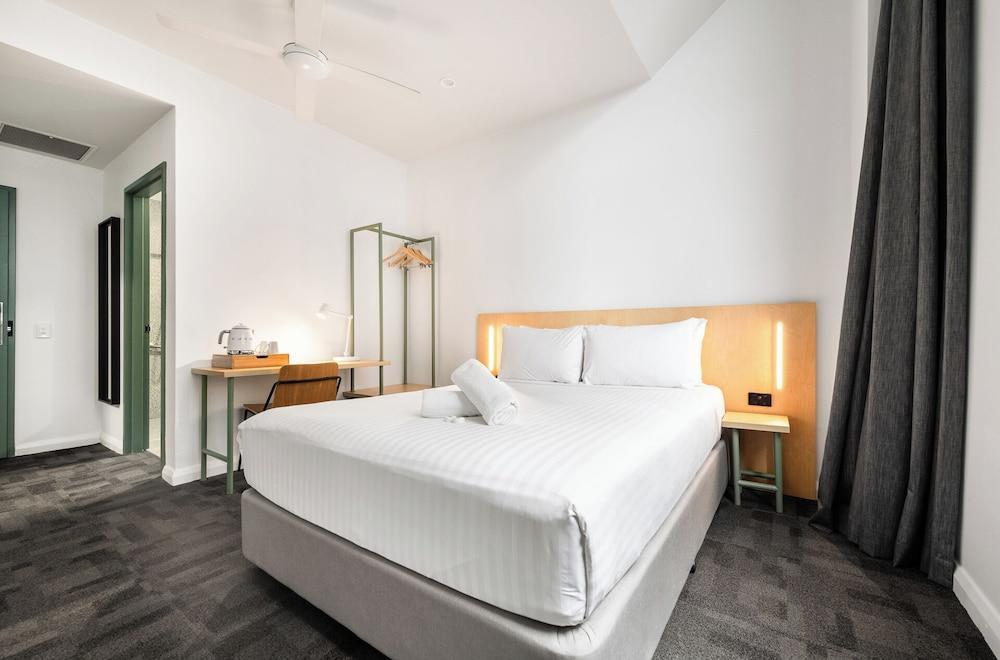 YHA Sydney Central Room Type - Queen Plus Four with Ensuite YHA Sydney Central Room Type - Queen Plus Four with Ensuite