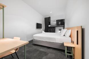 YHA Sydney Harbour Room Type - King Plus 2 Singles Ensuite