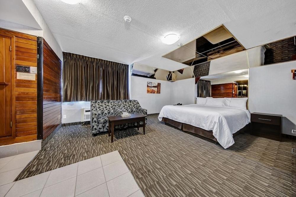 Deluxe Inn Room Type - Suite (Non-wheelchair Accessible) Deluxe Inn Room Type - Suite (Non-wheelchair Accessible)