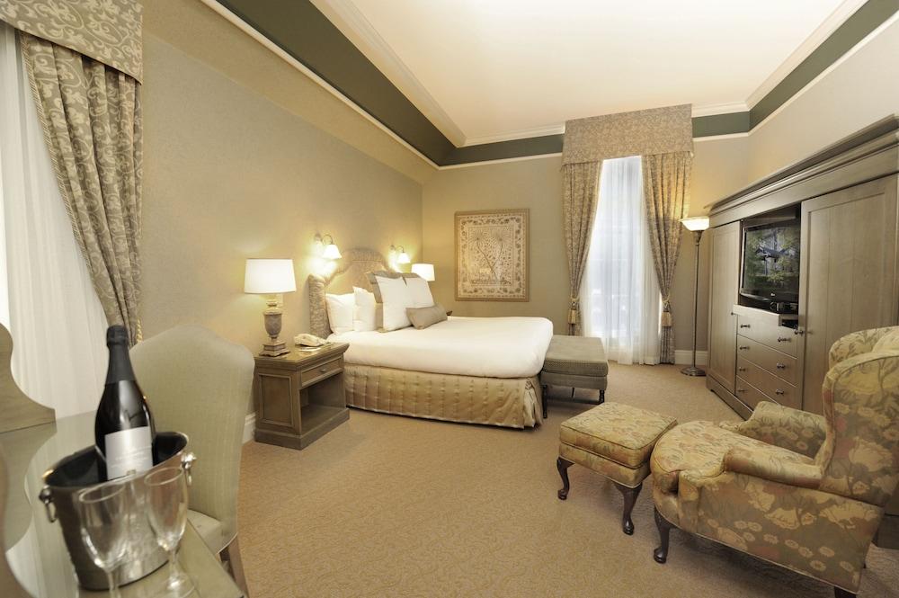 Old Mill Toronto Room Type - Premium Suite, 1 King Bed with Sofa bed