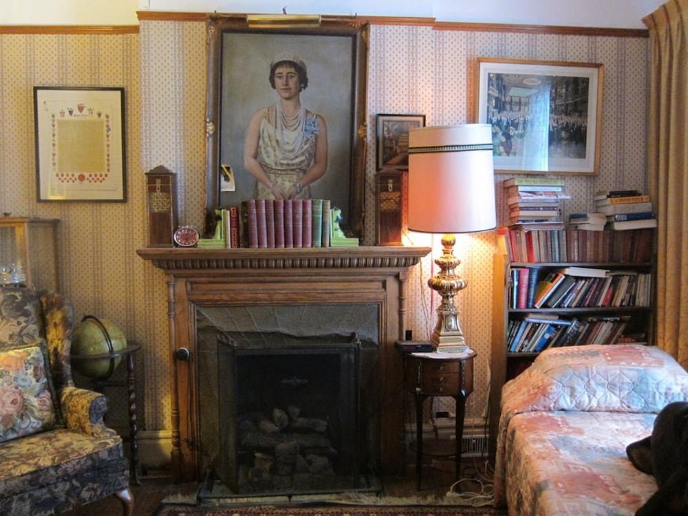 Pimblett's Downtown Toronto B&B - Tap to explore photos