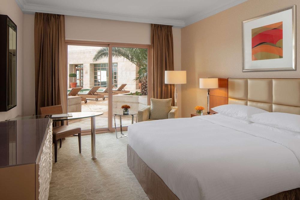 Grand Hyatt Amman Room Type - Deluxe Room, 1 King Bed (with Poolside Access)