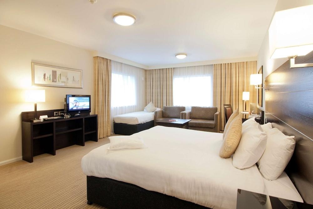 DoubleTree by Hilton London Heathrow Airport - Tap to explore photos