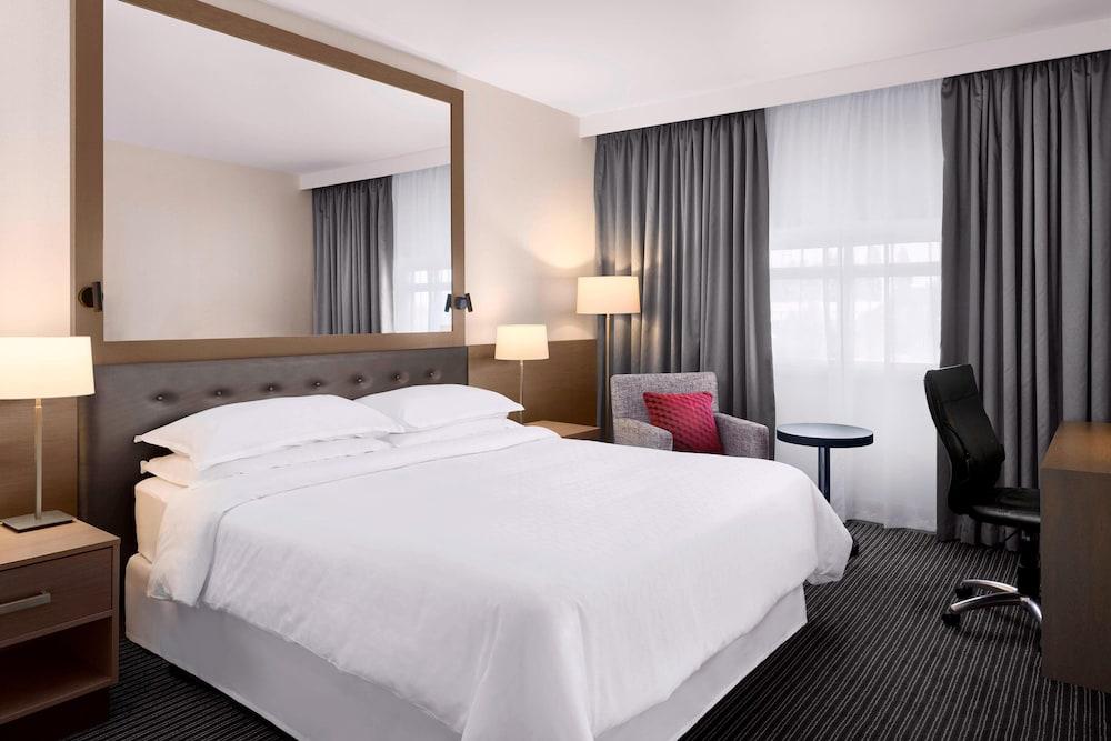 Sheraton Heathrow Hotel Room Type - Club Room, 1 Queen Bed