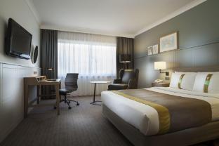 Holiday Inn LONDON - HEATHROW M4,JCT.4 - Tap to explore photos