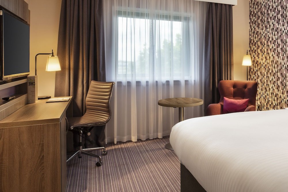 Leonardo Hotel London Heathrow Room Type - Runway View Standard King