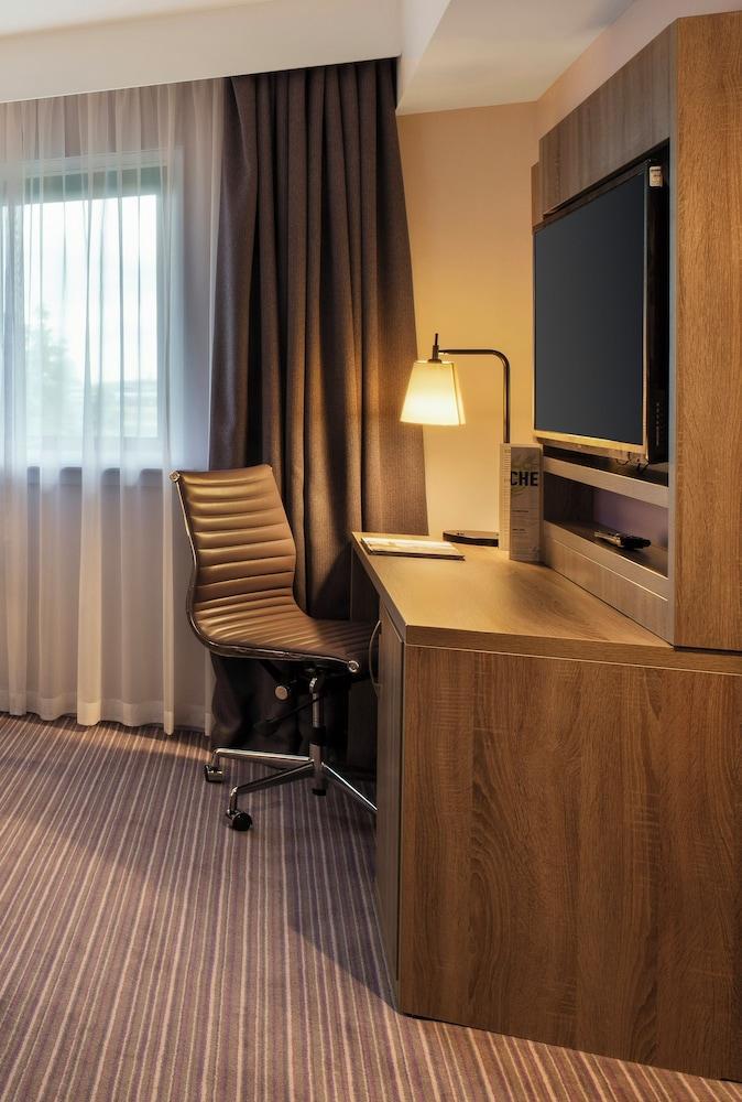 Leonardo Hotel London Heathrow - Tap to explore photos
