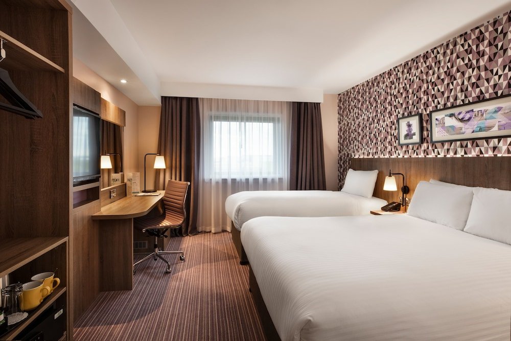 Leonardo Hotel London Heathrow Room Type - Runway View King and Single