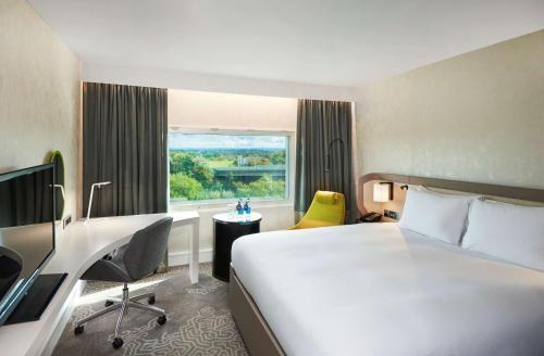 Hilton London Heathrow Airport Hotel - Tap to explore photos