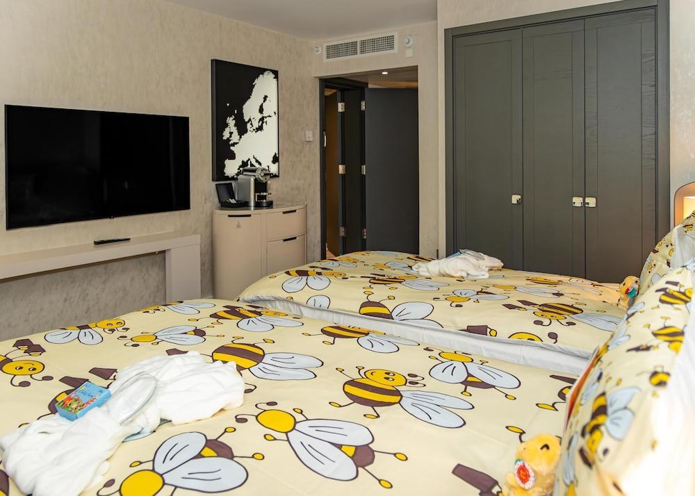 Hilton London Heathrow Airport Hotel Room Type - FAMILY CONNECTING ROOM