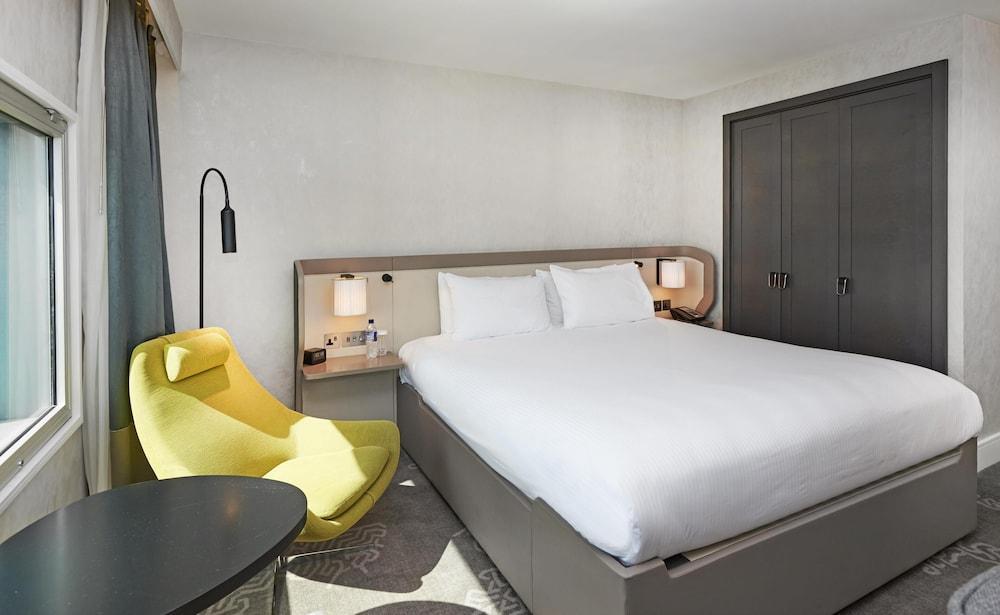 Hilton London Heathrow Airport Hotel - Tap to explore photos