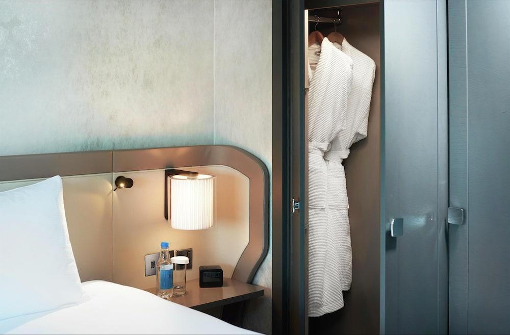 Hilton London Heathrow Airport Hotel Room Type - TWIN DELUXE ROOM