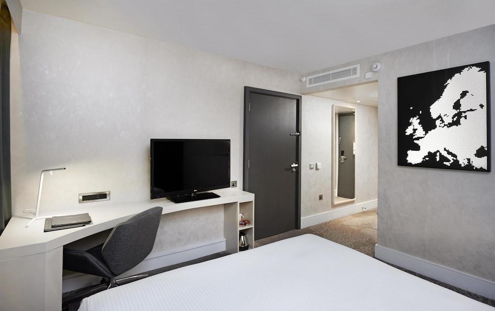 Hilton London Heathrow Airport Hotel - Tap to explore photos