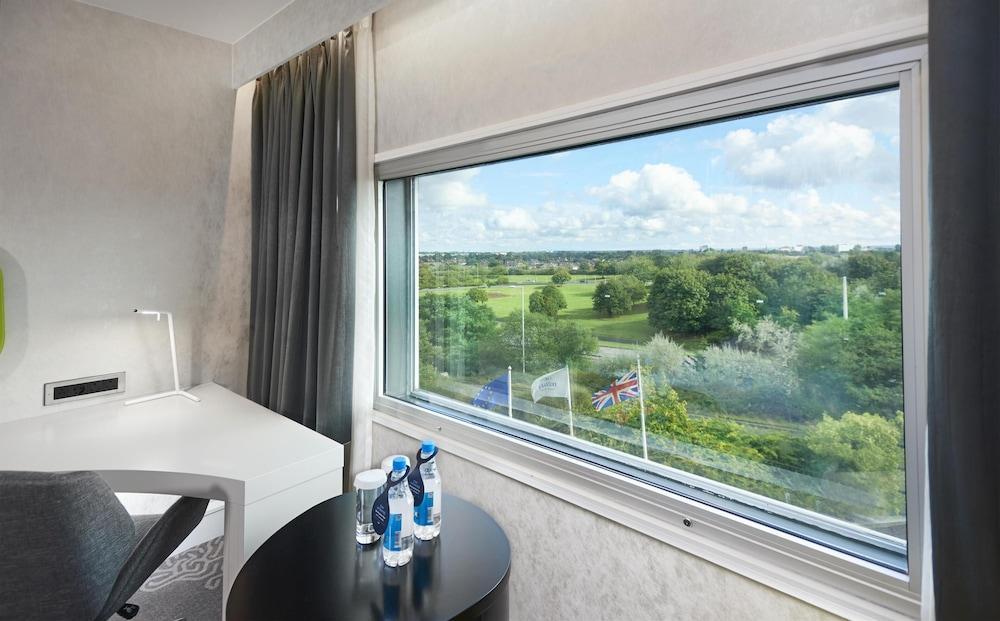 Hilton London Heathrow Airport Hotel Room Type - Executive Twin Room (With Lounge Access)