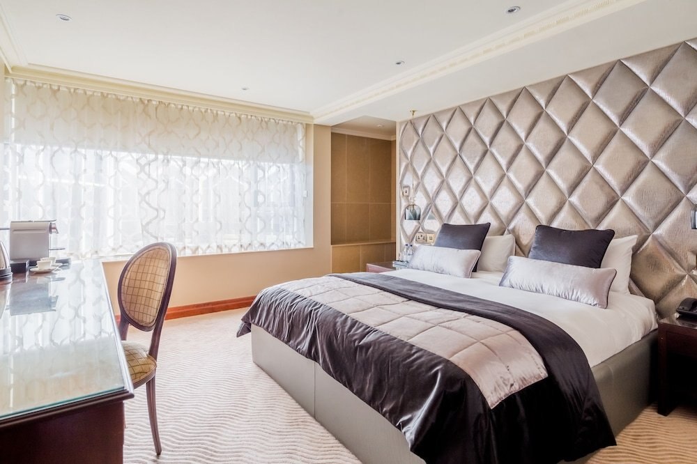 Radisson Blu Hotel, London Heathrow Room Type - One Bedroom Suite