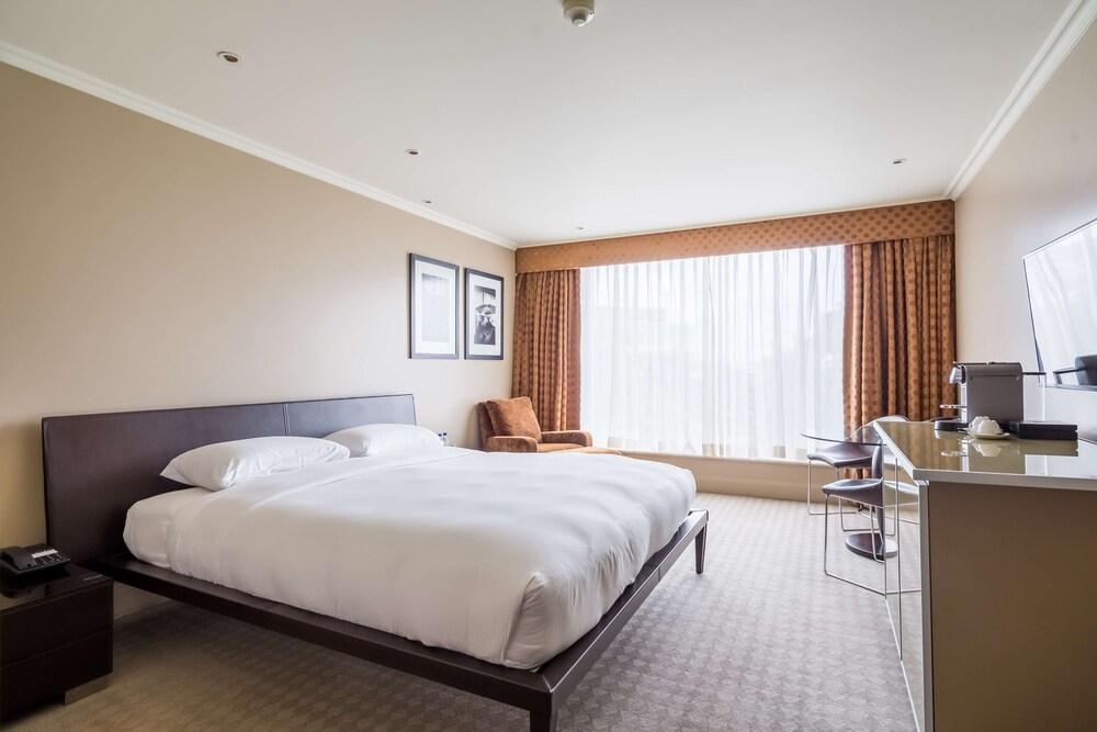 Radisson Blu Hotel, London Heathrow - Tap to explore photos
