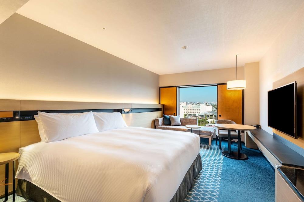 Hilton Tokyo Bay Room Type - King Executive Room, Park View, Lounge Access