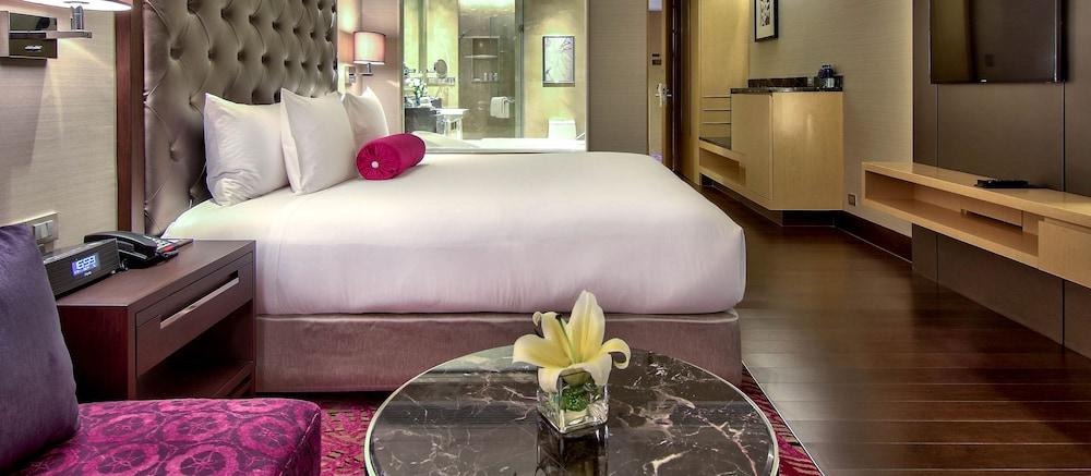 Radisson Blu Plaza Bangkok - Tap to explore photos