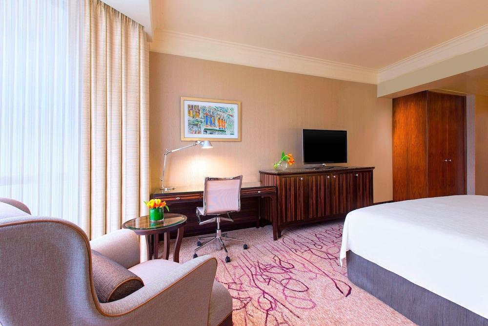 Sheraton Towers Singapore Room Type - Executive Business, Guest room, 1 King, High floor Sheraton Towers Singapore Room Type - Executive Business, Guest room, 1 King, High floor