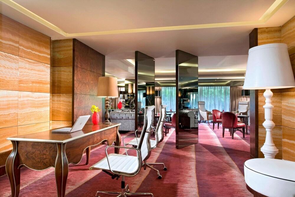 Sheraton Towers Singapore Room Type - Club lounge access, 1 Bedroom Presidential Suite, 1 King, High floor Sheraton Towers Singapore Room Type - Club lounge access, 1 Bedroom Presidential Suite, 1 King, High floor