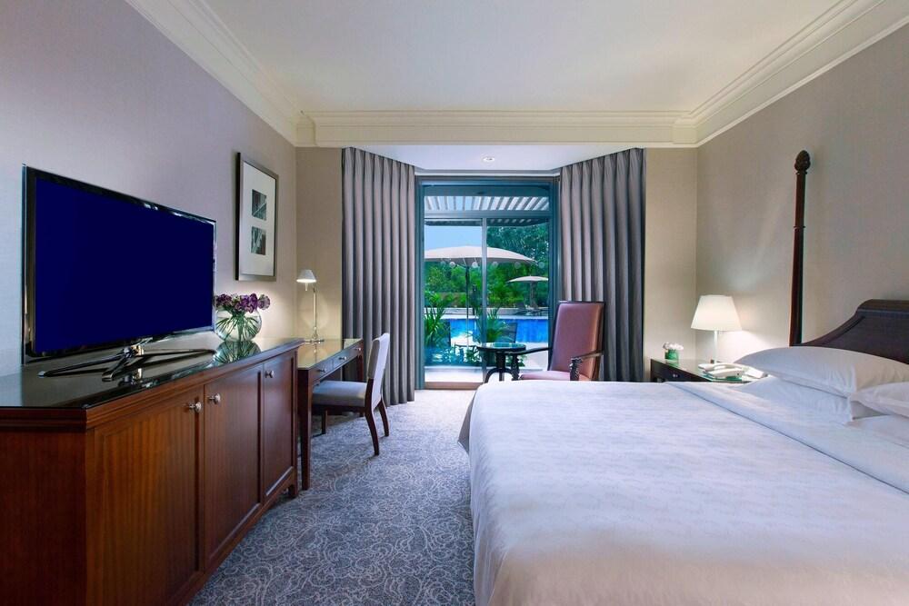 Sheraton Towers Singapore Room Type - Pool Room, Club lounge access, Guest room, 1 King, Poolside Sheraton Towers Singapore Room Type - Pool Room, Club lounge access, Guest room, 1 King, Poolside
