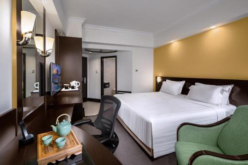 Furama City Centre Hotel - Tap to explore photos