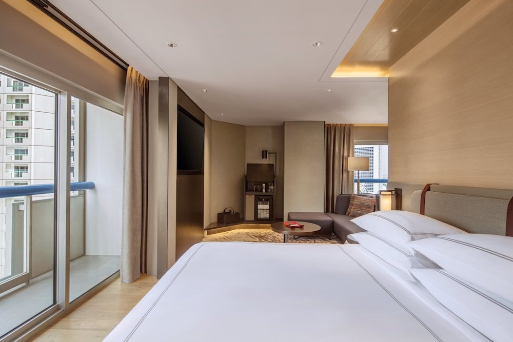 Swissotel The Stamford Room Type - Signature Suite, 1 King, 2 Balcony, City View Swissotel The Stamford Room Type - Signature Suite, 1 King, 2 Balcony, City View