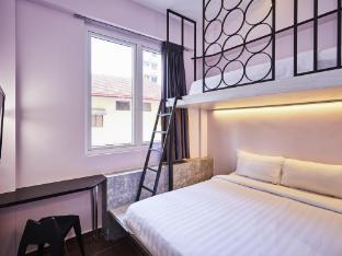 ibis budget Singapore Vanda Room Type - Deluxe Room with 1 Double Bed and 1 Single Bed