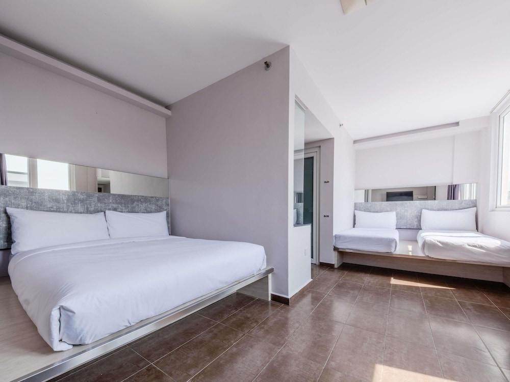 ibis budget Singapore Vanda Room Type - Deluxe Double Room, 1 Double Bed ibis budget Singapore Vanda Room Type - Deluxe Double Room, 1 Double Bed