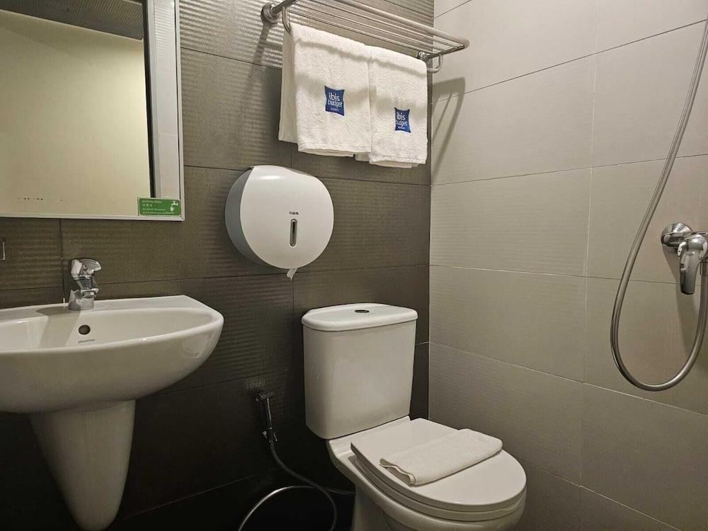 ibis budget Singapore Bugis - Tap to explore photos