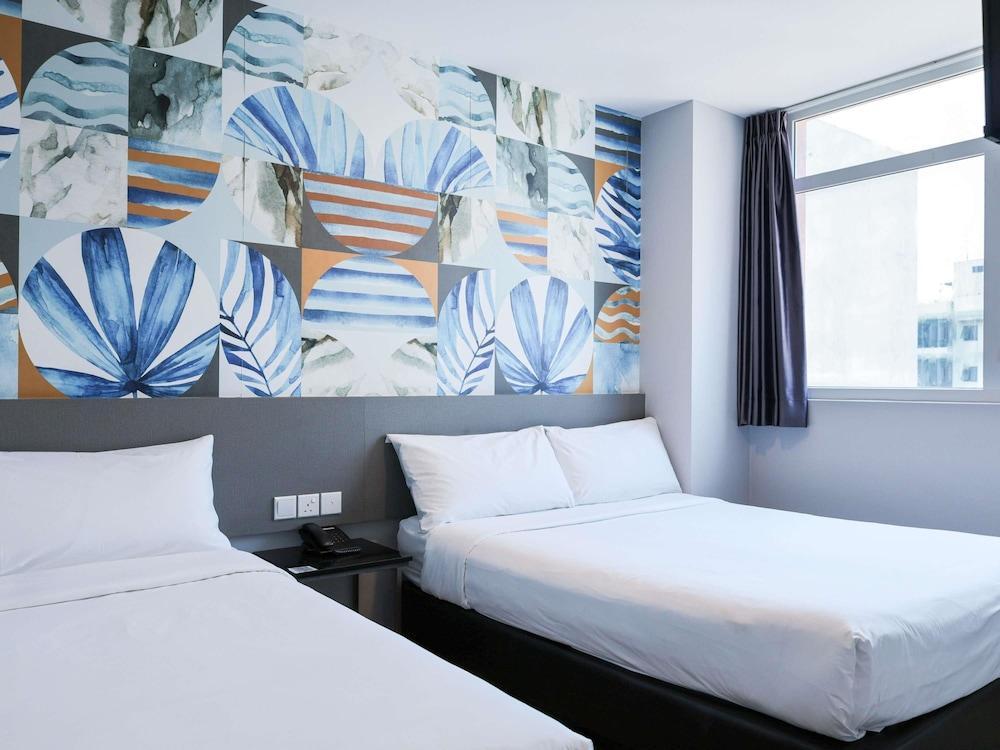 ibis budget Singapore Tulip Room Type - Superior Room with 1 Double Bed and 1 Single Bed