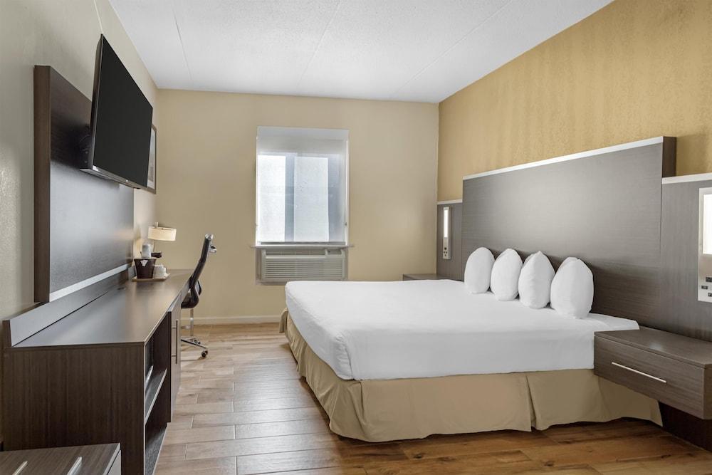Best Western Jamaica Inn Room Type - Standard Room, 1 King Bed, Non Smoking, Refrigerator & Microwave Lower Level