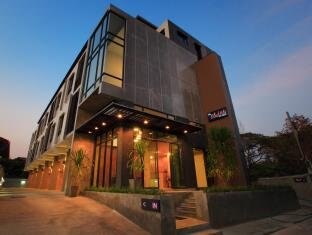 The Plubpla Serviced Apartment - Tap to explore photos