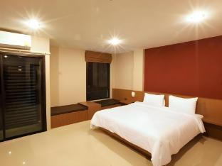 The Plubpla Serviced Apartment - Tap to explore photos