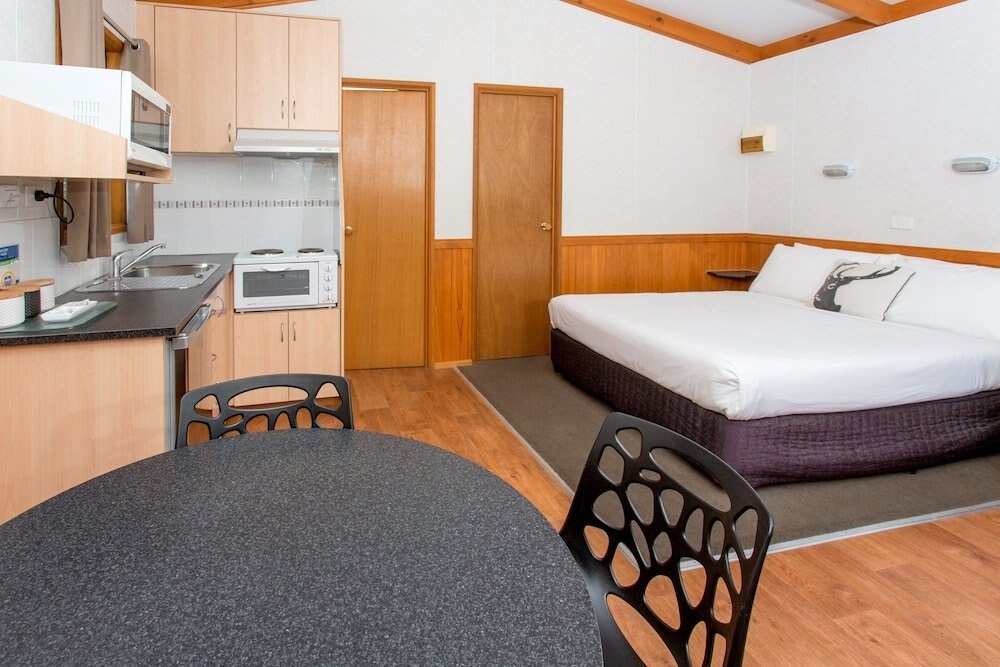 BIG4 Melbourne Holiday Park Room Type - Superior One Bedroom Cabin