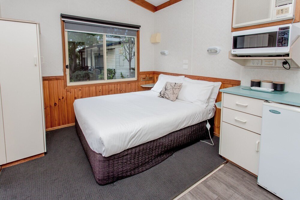 BIG4 Melbourne Holiday Park Room Type - Deluxe One Bedroom Cabin - Five Berth BIG4 Melbourne Holiday Park Room Type - Deluxe One Bedroom Cabin - Five Berth