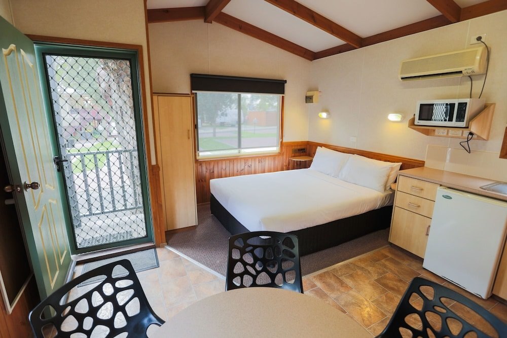 BIG4 Melbourne Holiday Park Room Type - One Bedroom Cabin - Five Berth BIG4 Melbourne Holiday Park Room Type - One Bedroom Cabin - Five Berth