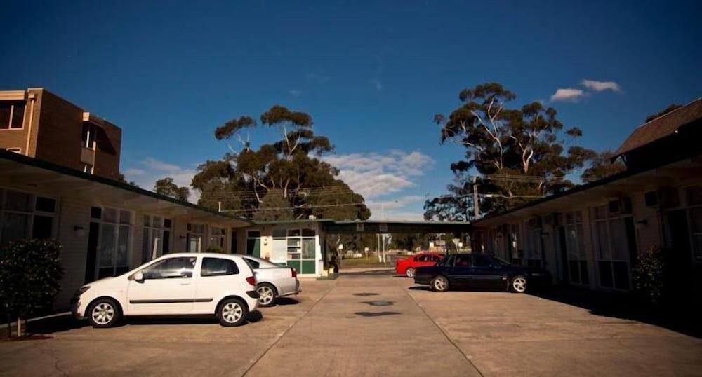 Parkville Motel - Tap to explore photos