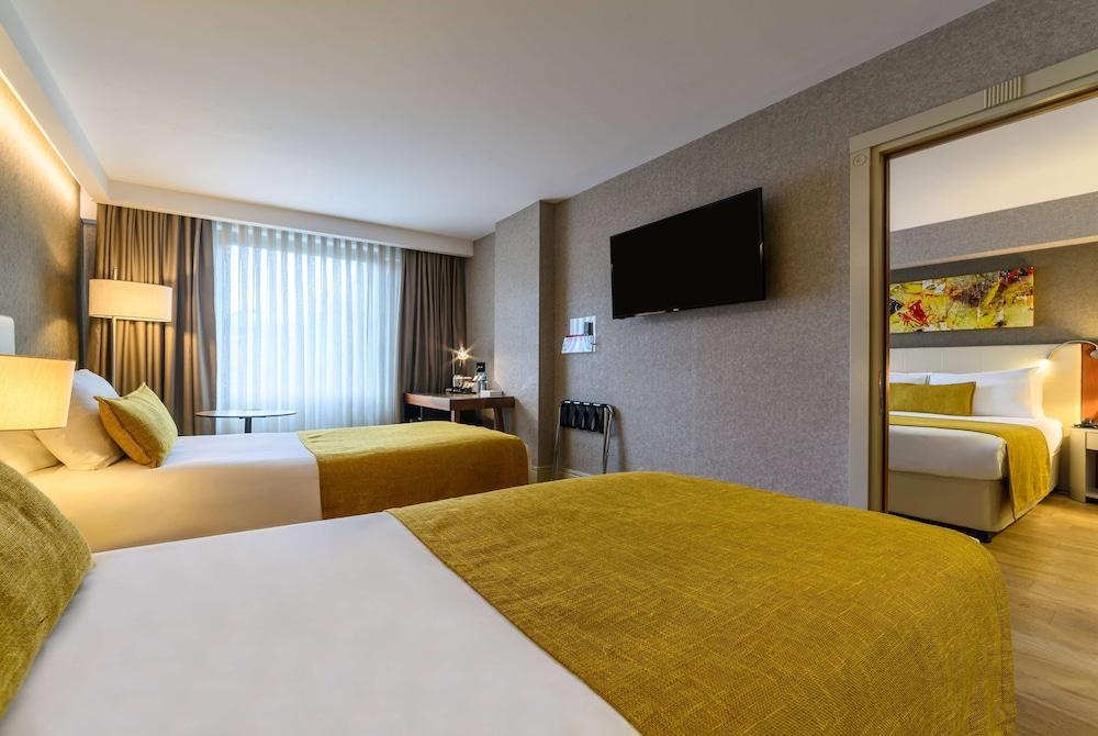 Ramada Istanbul Grand Bazaar Room Type - 1 Double Bed and 2 Single Beds, Family Suite, Non-Smoking