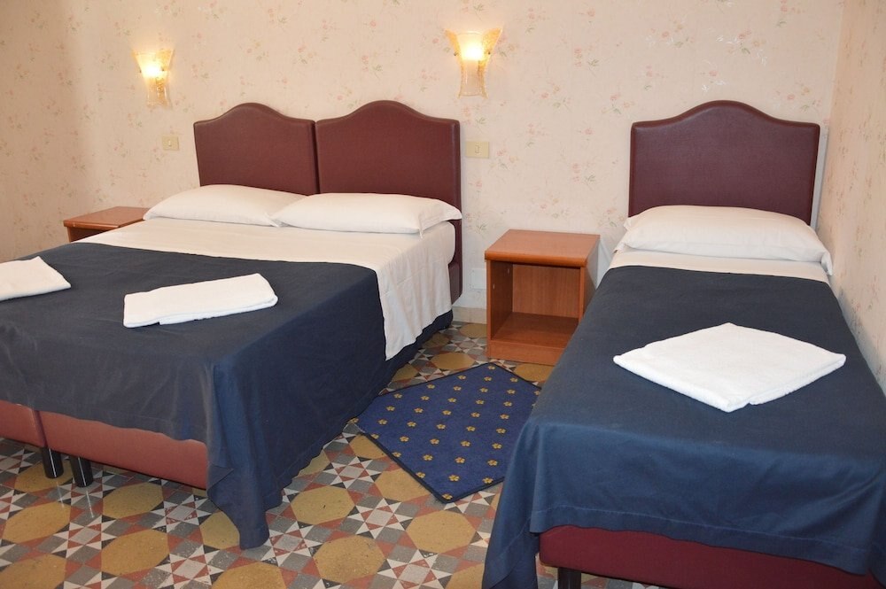 Hotel Texas Room Type - Quadruple Room, Shared Bathroom