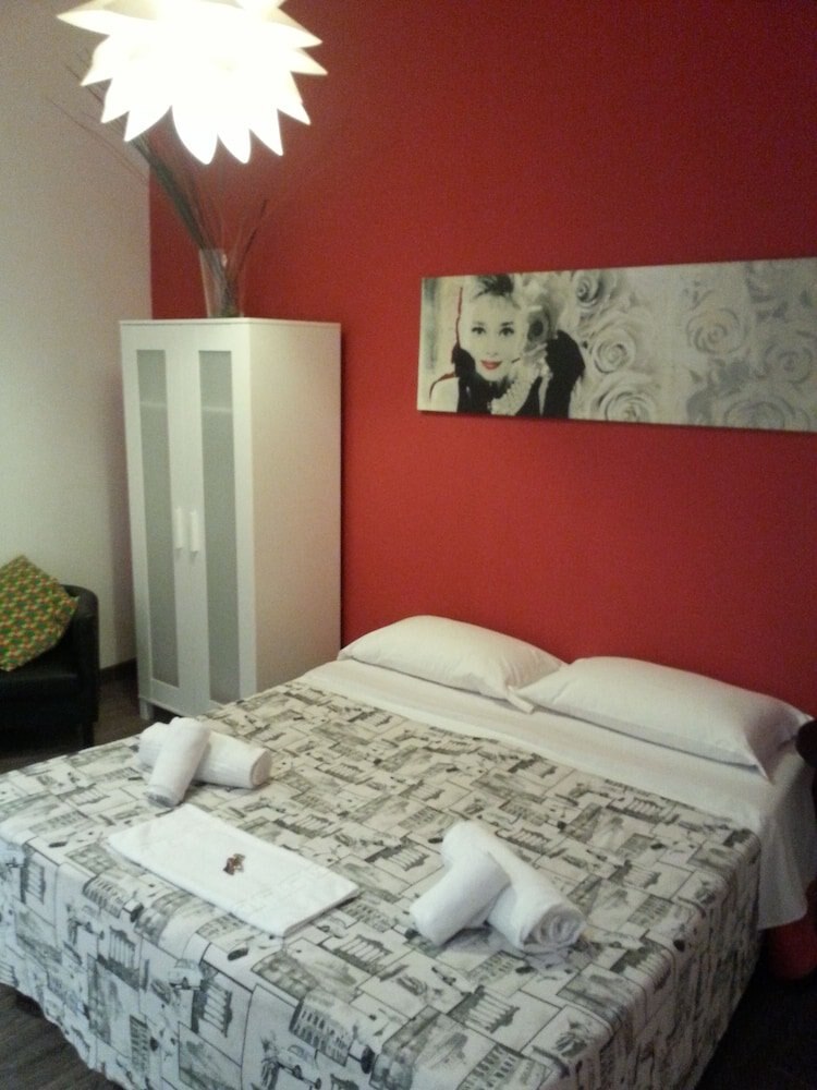 Core de Roma Suites - Tap to explore photos