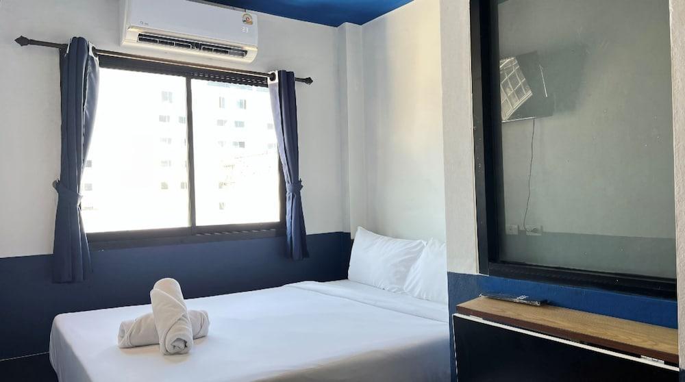 Fulfill Phuket Hostel Room Type - Budget Double Room