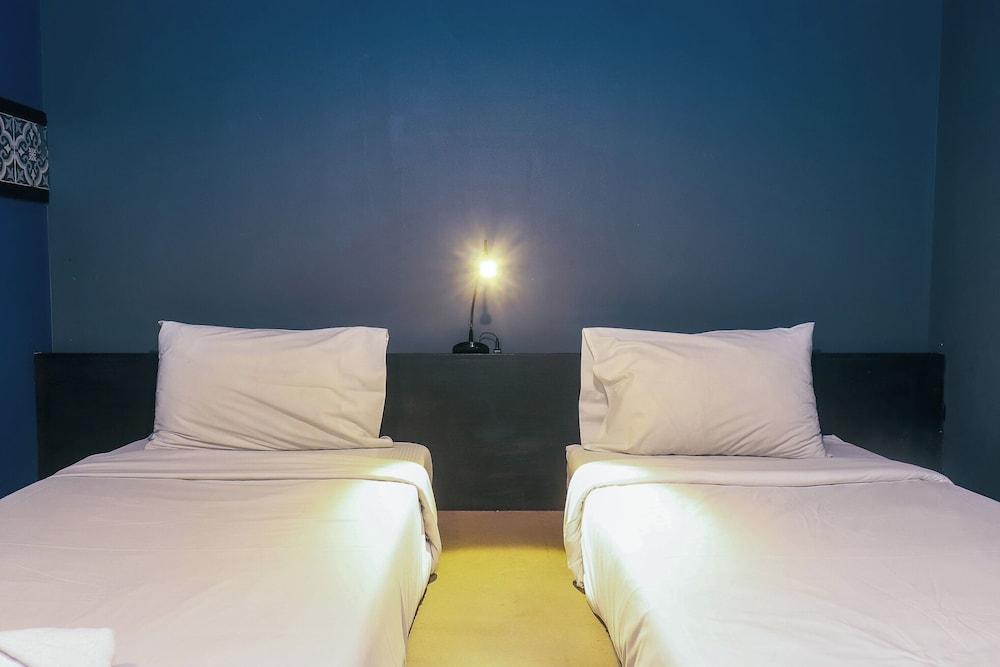 Fulfill Phuket Hostel Room Type - Twin Room with Shared Bathroom