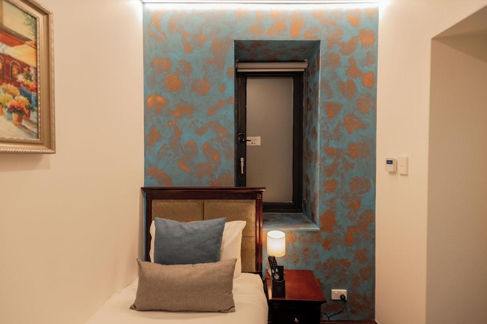 YEHS Hotel Sydney CBD Room Type - Family Room (1 Queen and 1 Single Bed)