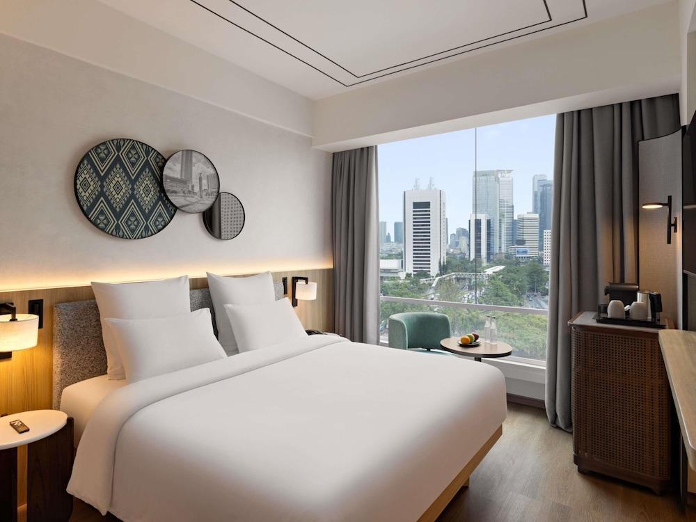 All Seasons Jakarta Thamrin Room Type - Deluxe Room, 1 Queen Bed, City View