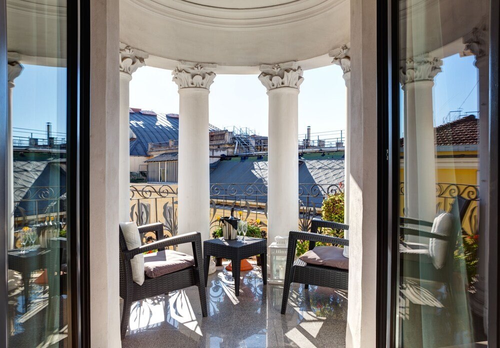 Dharma Luxury Hotel & Spa. Room Type - Suite, Balcony